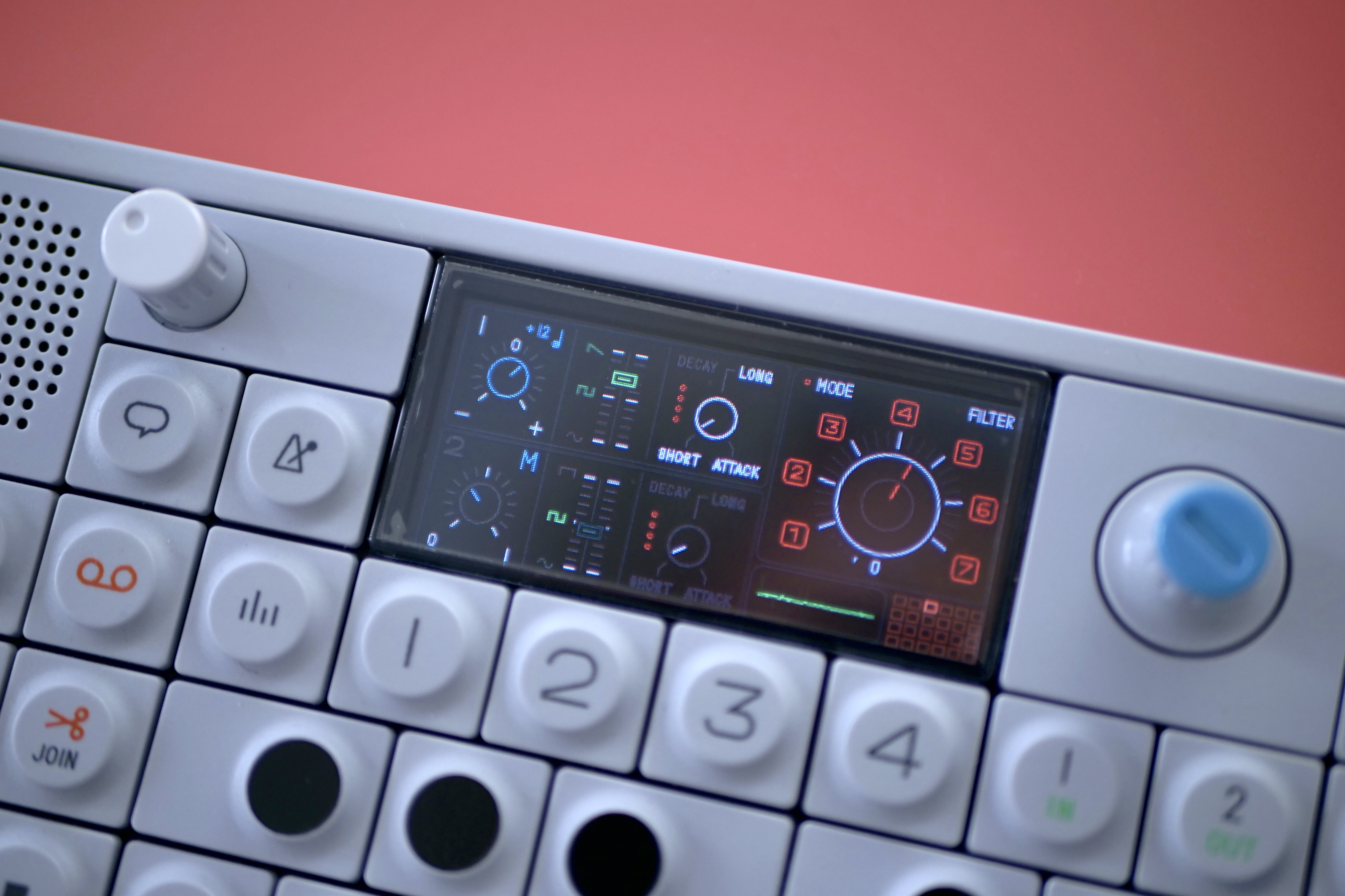 Detail D-boxu na OP-1