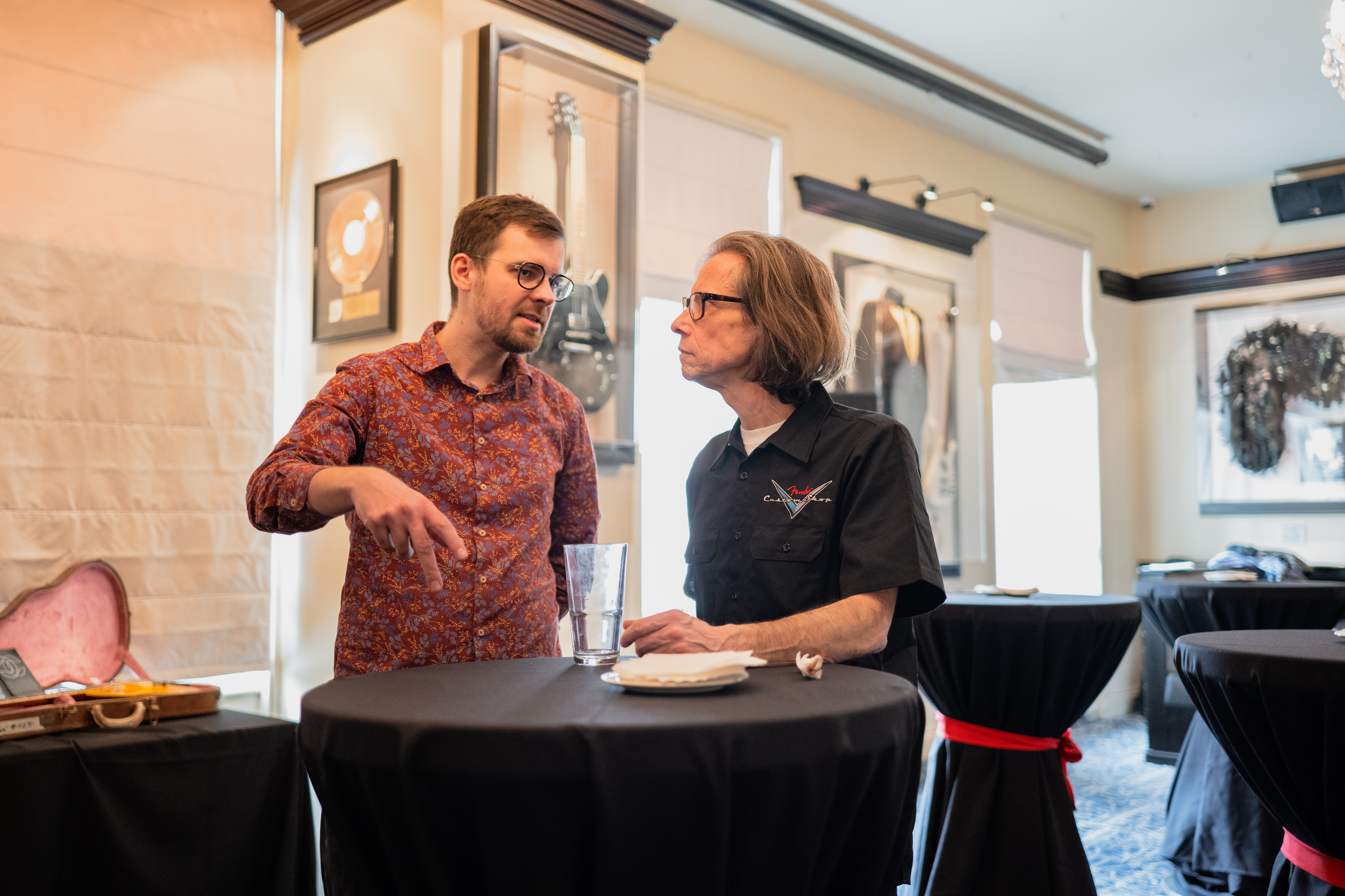 Štěpán Drábek se zástupcem firmy Fender v Hard Rock Café. | Foto: Martin Novotný