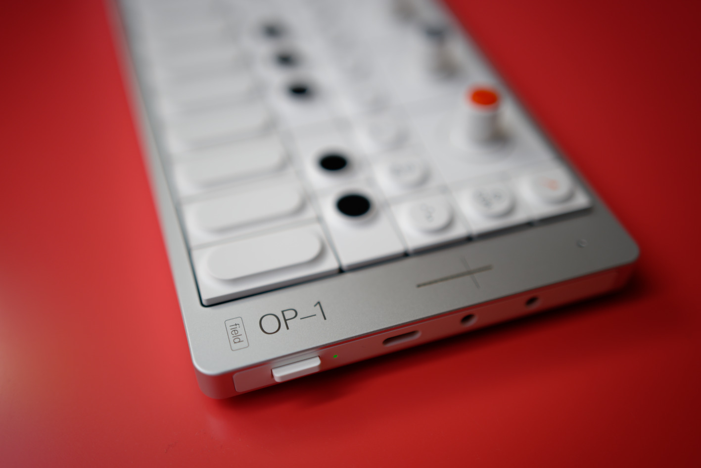 Teenage Engineering OP-1 field (foto Dušan Krejdl)