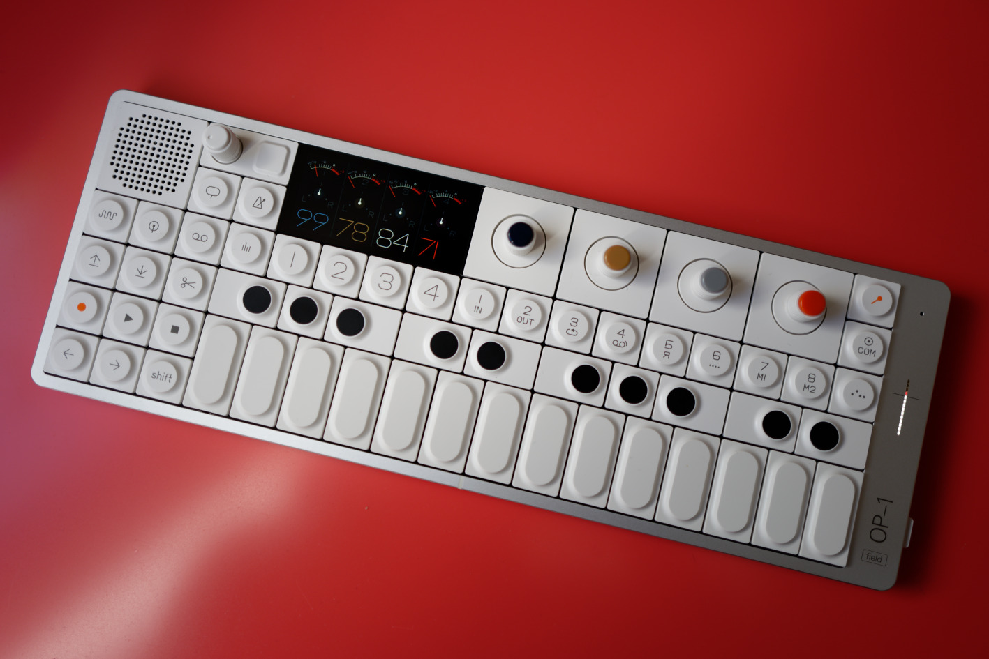 Teenage Engineering OP-1 field (foto Dušan Krejdl)