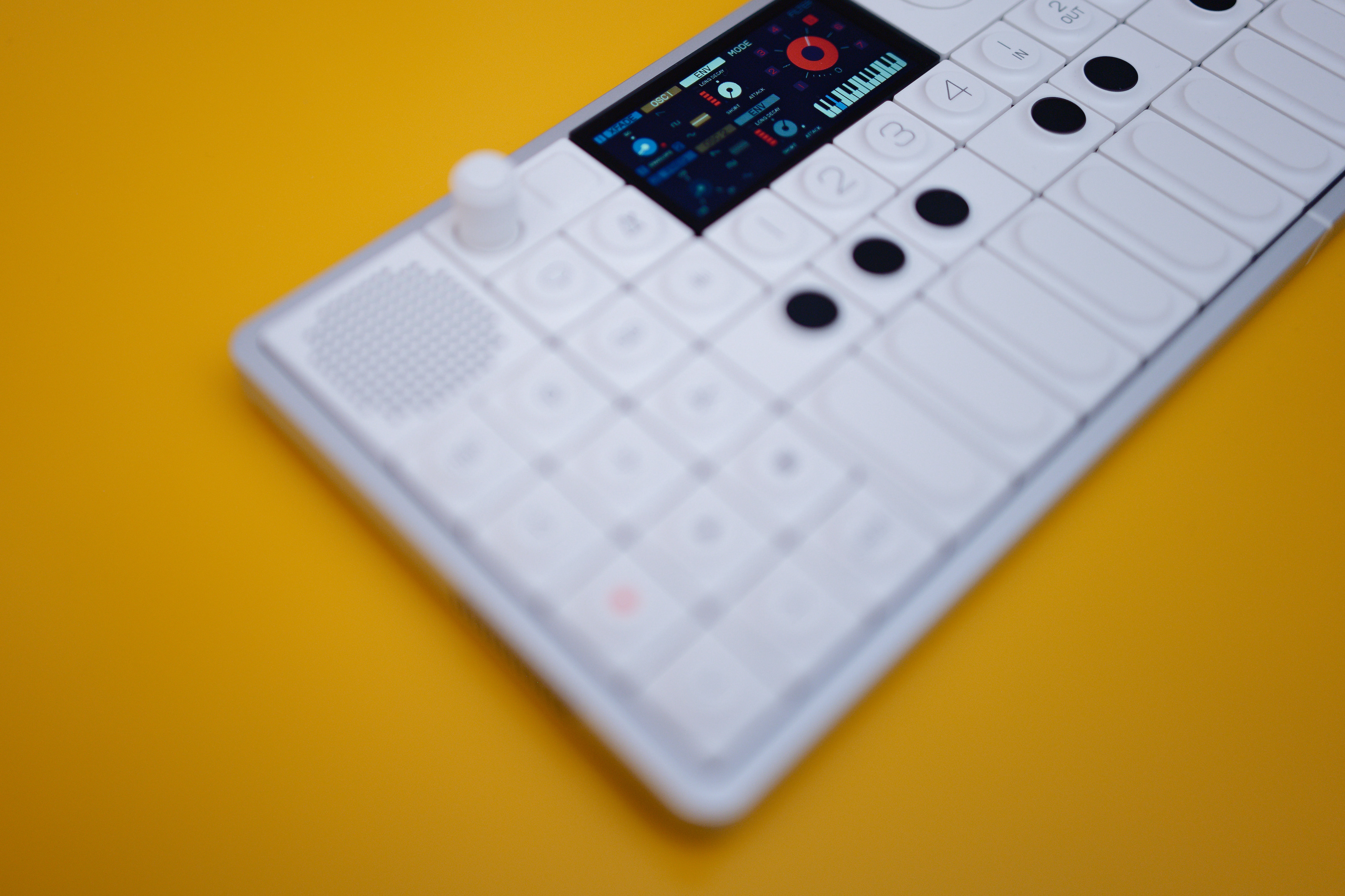 Teenage Engineering OP-1 field (foto Dušan Krejdl)