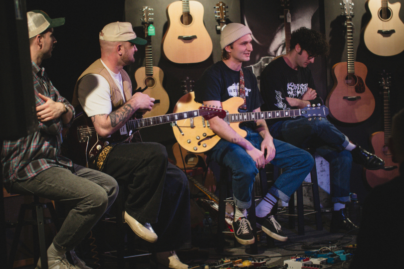 Workshop Pedalboard Basics nejen předal cenné rady, ale díky živé diskusi ukázal, že i přes rozdílné přístupy k pedalboardům existuje společné nadšení pro objevování nových zvukových možností. Jak s úsměvem zhodnotil Matyáš Adámek: „Na workshopu je hlavní ten živý lidský faktor – a ten proběhl. | Foto: Jimmy Puda