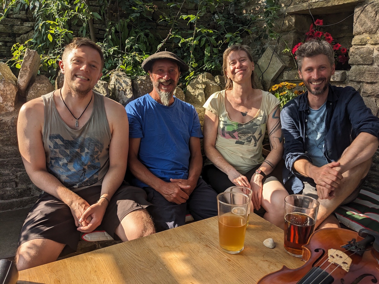 Rob Clamp, Charlie Newman, Loes a Honza na zahradě Square and Compass | Foto: Samuel Bradford