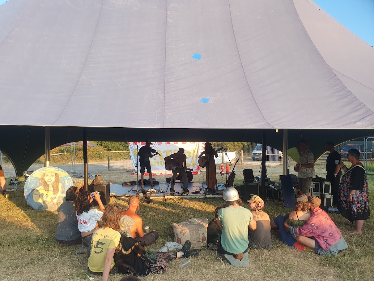 Millie Watson si s Honzou a Lennym zazpívala na festivalu Rustic Stomp | Foto: Loes van Schaijk