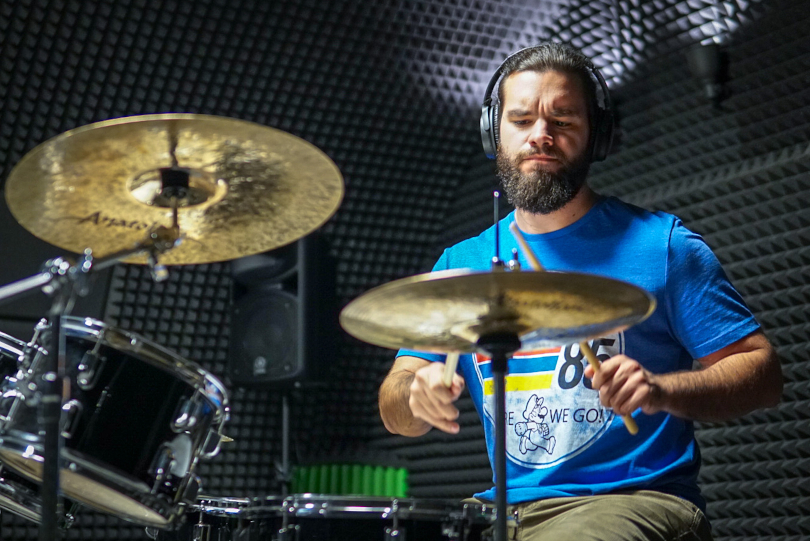 Poslední dva roky se Michal „Radar“ Vrátný učí i na bicí | Foto: archiv MRV