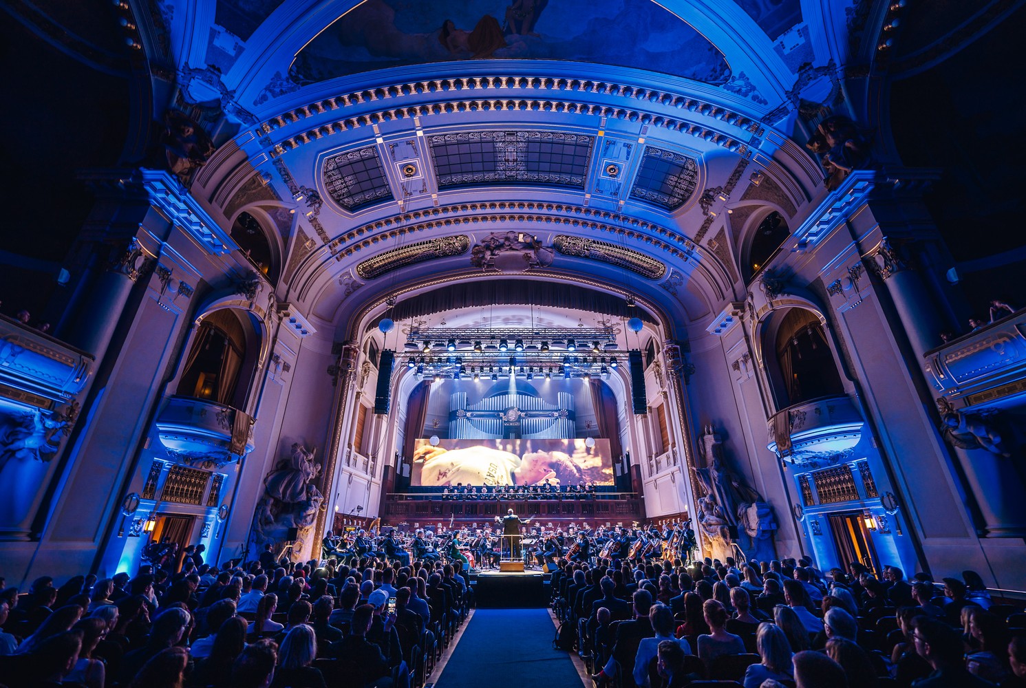 Slavnostní koncert hollywoodských hvězd ve Smetanově Síni Obecního domu v roce 2025. | Foto: Petr Klapper