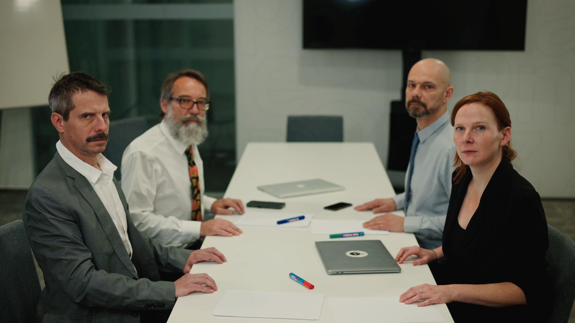 Text i klip by se daly chápat jako zamyšlení nad tím, jak je paradoxní, že třeba práce v korporátní kanceláři se během dne může stát bezpečným útočištěm. | Foto: Tomáš Brada