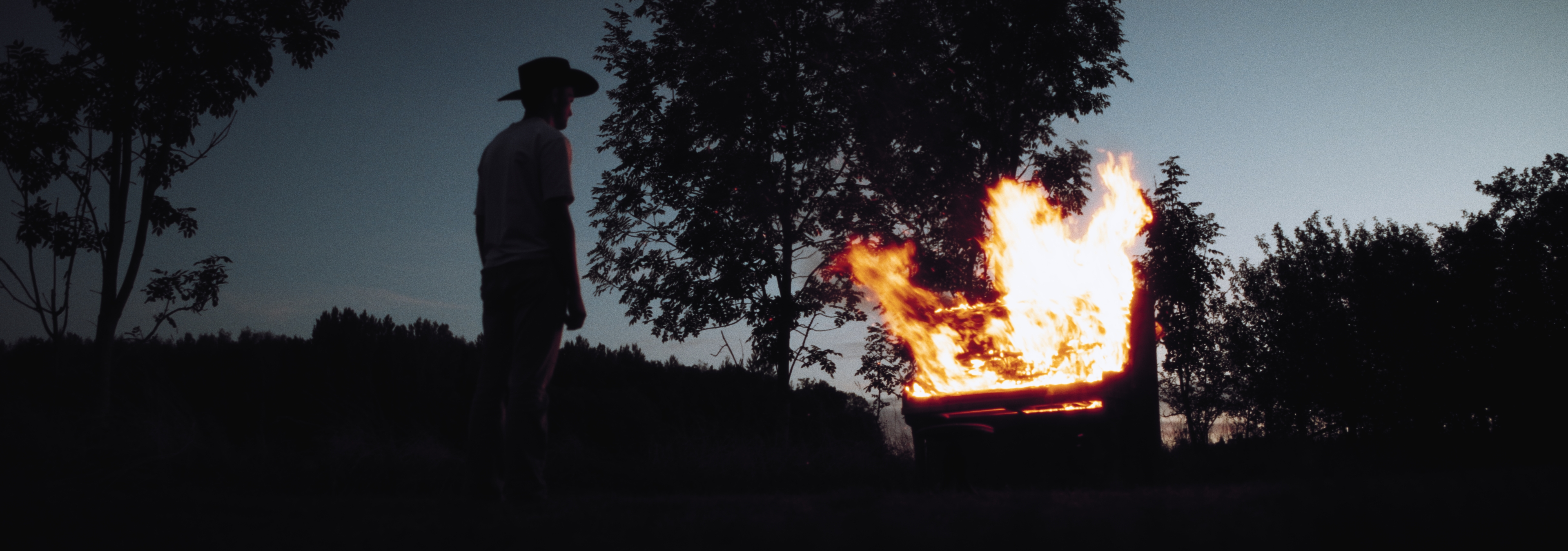 Kapela dostala svolení piano spálit, takže v klipu hoří doopravdy. | Foto: Tom Tejkl