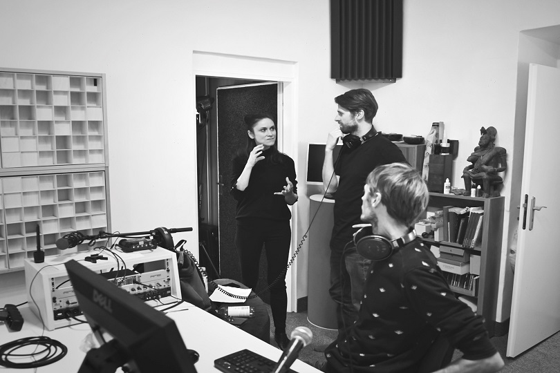 Lenka Dusilová, Michal Strnad a producent Petr Zatloukal při nahrávání písně Černá Voda. | Foto: archiv M. Strnada