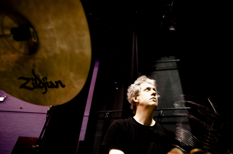 „Učit se hrát na bicí pro mě znamená hlavně vědomý proces „odnaučování“ se podvědomých rytmických a pohybových stereotypů,“ říká Tony Buck. | Foto: Holimage
