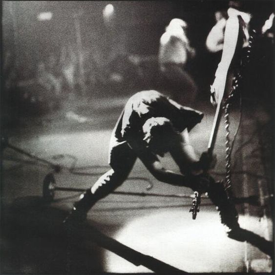 Paul Simonon z The Clash rozbíjí baskytaru Fender Precision Bass o pódium newyorského klubu Palladium (1979). | Foto: Penny Smith (pinterest)