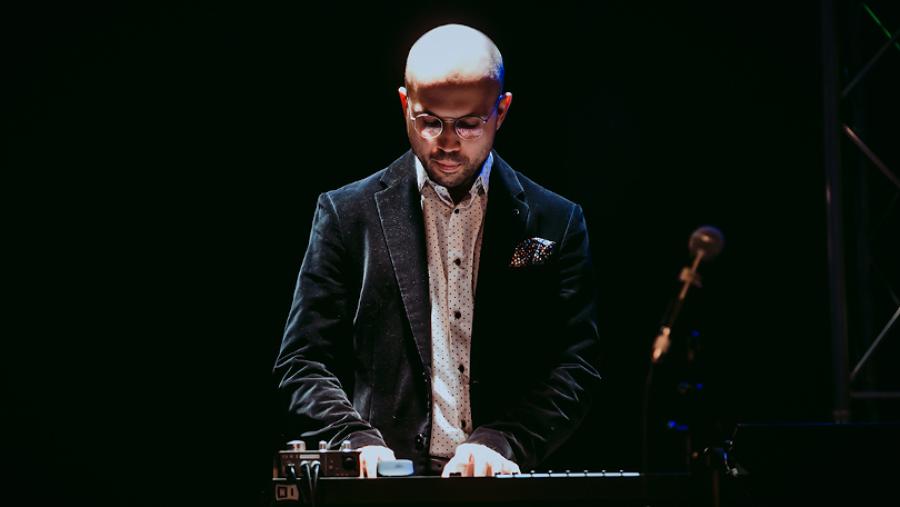 Tomáš Jochmann stojící za keyboardy, foto: archiv Tomáše Jochmanna