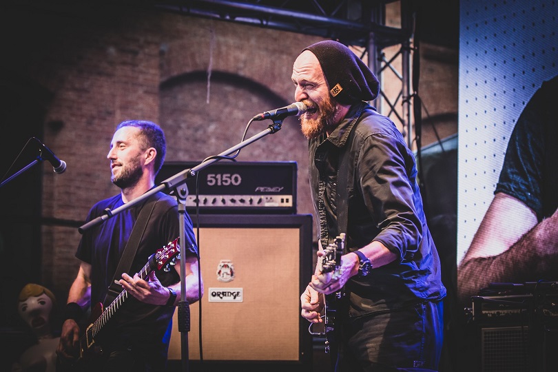 Petr zná koncerty i z hráčského pohledu. Aktuálně je členem kapely Twin Soul Brothers. | Foto: archiv Petra Vídeňského