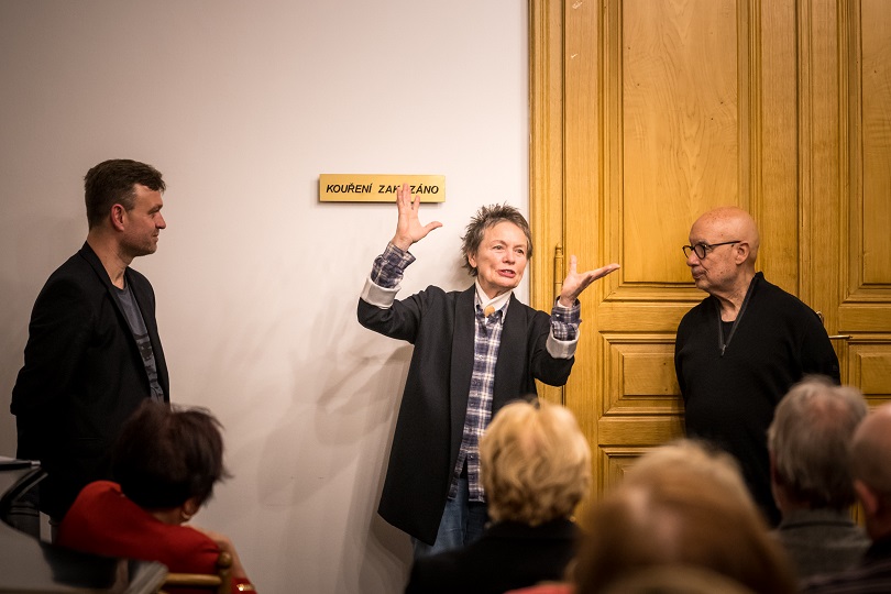 Vítězslav Mikeš s umělkyní Laurie Anderson a šéfdirigentem Dennisem Russell Daviesem. / Foto: archiv Vítězslav Mikešem