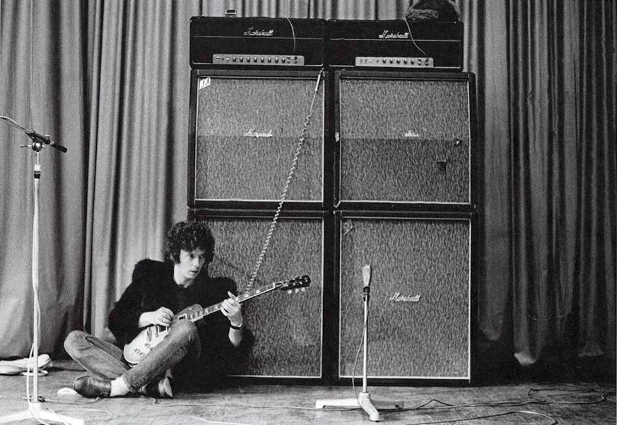 Eric Clapton s Gibsonem LP Standard a dvojicí vintage full stacků Marshall