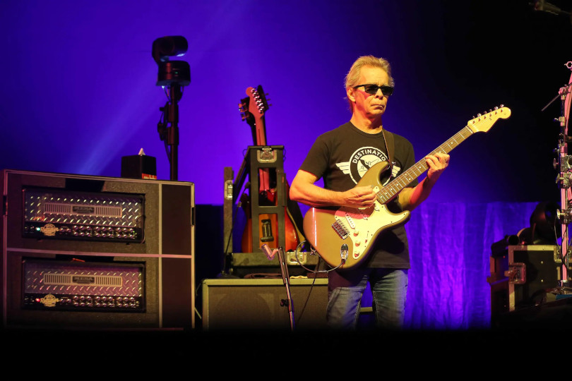 Skvělý výkon podal i kytarista Tim Reynolds. |  Foto Live Nation, Karel Šanda