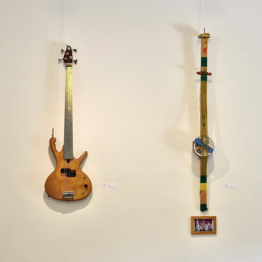 První pokusy: vpravo „Ďáblovy housle“, které Jens Ritter vyrobil v sedmi letech. l Foto: facebook Jens Ritter Instruments