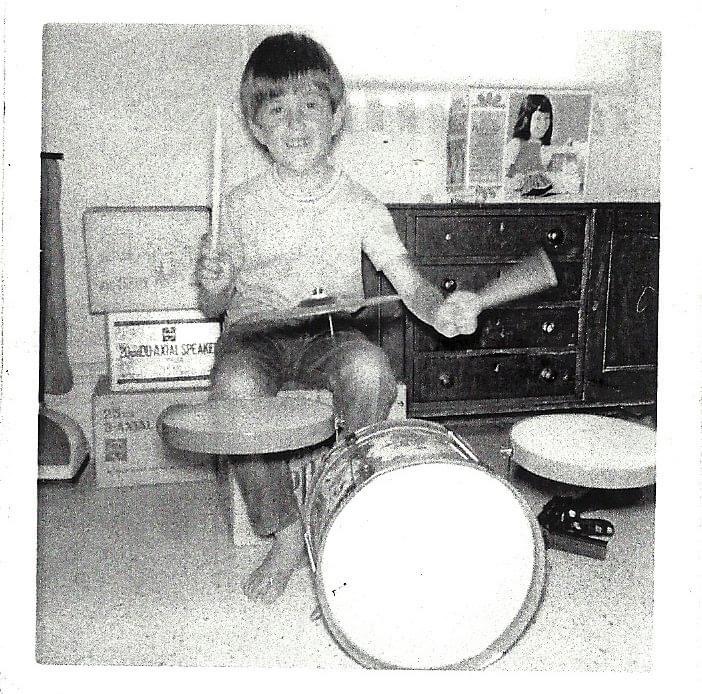 Tony se svou první bicí soupravou | Foto: archiv Tonyho Bucka
