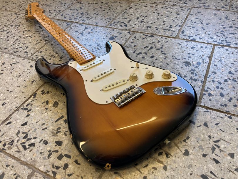 Japonský Fender Stratocaster se specifikacemi 50. let