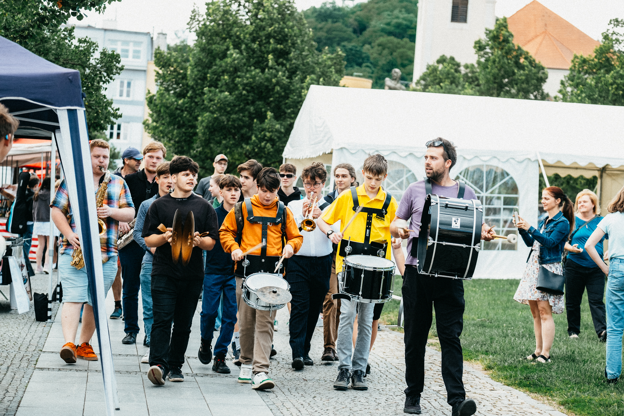 Pro prostředí ZUŠ je typická žánrová pestrost, již dávno nejsou jen školami klasické hudby, ale často se věnují hudbě, která zajímá jejich žáky – viz dechový a bicí pochodový orchestr Marching Band. | Foto: Tereza Slowiková
