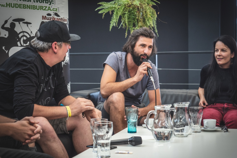 Tomáš společně s Jugim na bookingovém workshopu Frontmana na Festiwallu