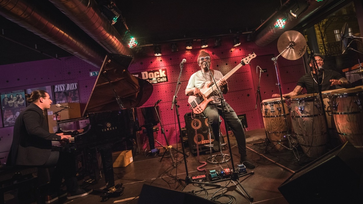 Richard Bona s Alfredo Rodriguez & Pedriot Martinez v Jazz Docku, foto: archiv klubu