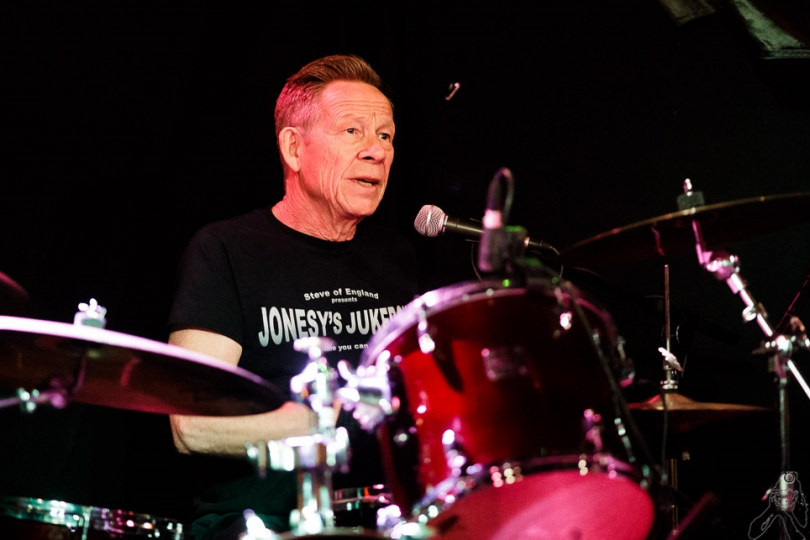 Paul Cook je solidní oporou pro svou kapelu – jistota a motor, který se nezadrhne | Foto: Dena Flows