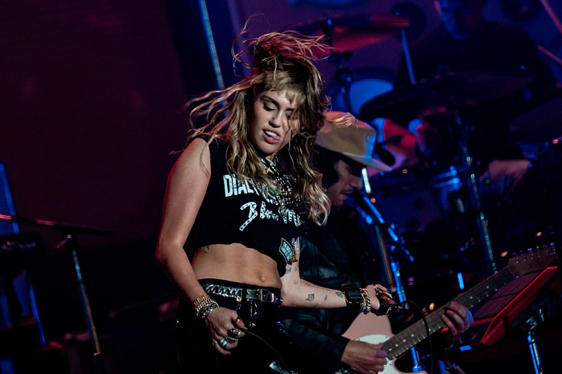 Říká se, že Miley Cyrus s tímto albem dospěla. Co se týče hlasového projevu, tak určitě ano | Foto: Wikimedia Commons Říká se, že Miley Cyrus s tímto albem dospěla. Co se týče hlasového projevu, tak určitě ano | Foto: Wikimedia Commons