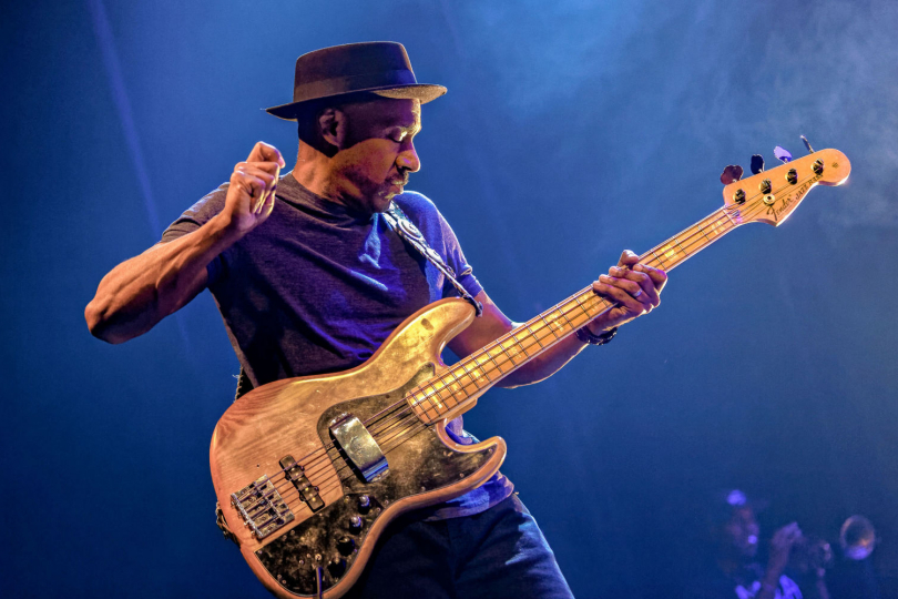 Marcus Miller se svým neodmyslitelným Fender Jazz Bass s javorovým hmatníkem, chromovanou krytkou snímače a typickým slapovým tónem. | Foto: Mezzo