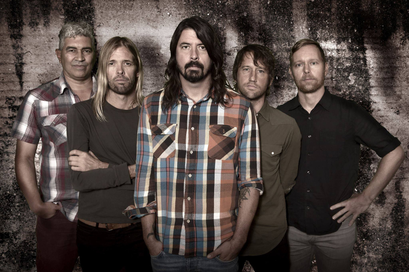 Mnoho zejména pětičlenných kapel neodolá pokušení sešikovat se za svého frontmana do tvaru písmene V. Výjimkou nejsou ani Foo Fighters a cihlová zeď v pozadí samozřejmě nesmí chybět. | Foto: Live Nation