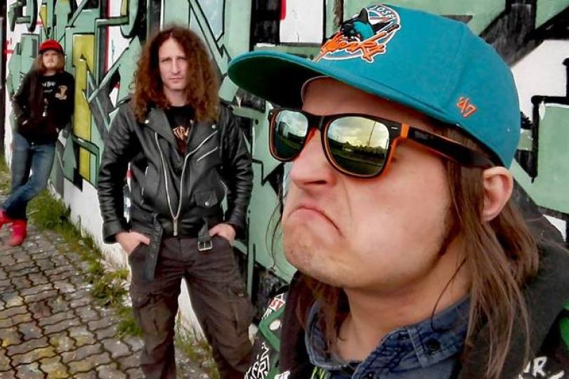 Tomáš „Skoří“ Skořepa v popředí, zdroj: Facebook kapely Tomáš „Skoří“ Skořepa v popředí, zdroj: Facebook kapely