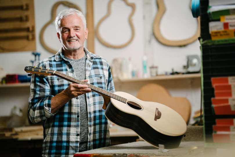 Kytary Lowden jsou jiné, než jaké vídáváte u amerických výrobců ve stejné cenové kategorii. Vypadají jaksi „dřevěněji“ a „kulatěji“. | Foto: Lowden Guitars