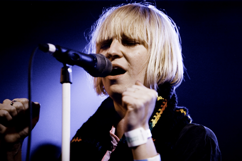Jak je možné, že zpěvačka Sia vyzpívá naživo Chandelier | Foto: kris krüg
