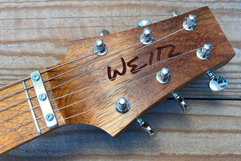 Hlavice kytary Weir Guitars s logem Hlavice kytary Weir Guitars s logem