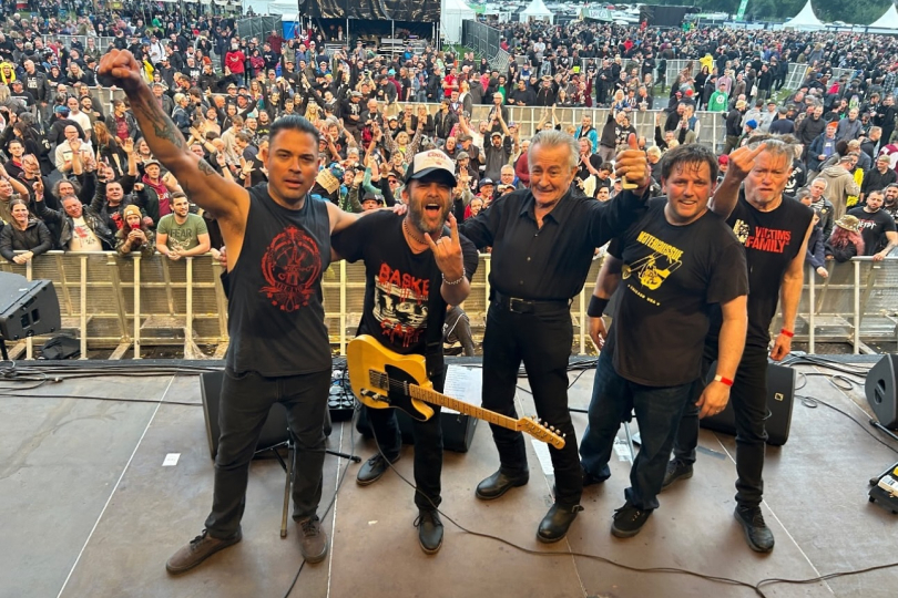 Jde o důstojný kus poctivě odvedeného řemesla a solidně zahraného punk rocku v originálním kabátě. | Foto: Facebook kapely Jde o důstojný kus poctivě odvedeného řemesla a solidně zahraného punk rocku v originálním kabátě. | Foto: Facebook kapely