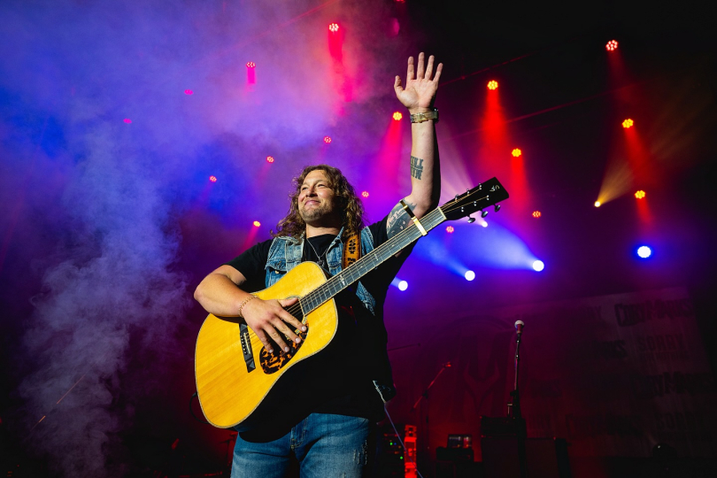 Marks má rock i country dobře načtené a umí z každého stylu vytáhnout to, co na posluchače zabírá. | Foto: Facebook profil umělce Marks má rock i country dobře načtené a umí z každého stylu vytáhnout to, co na posluchače zabírá. | Foto: Facebook profil umělce