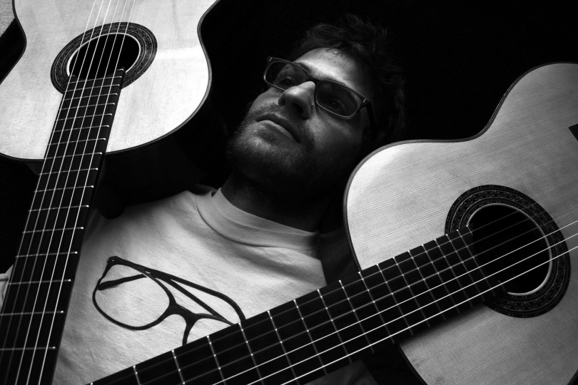 Dan Koentopp se svými klasickými kytarami. l zdroj: facebook Koentopp guitars