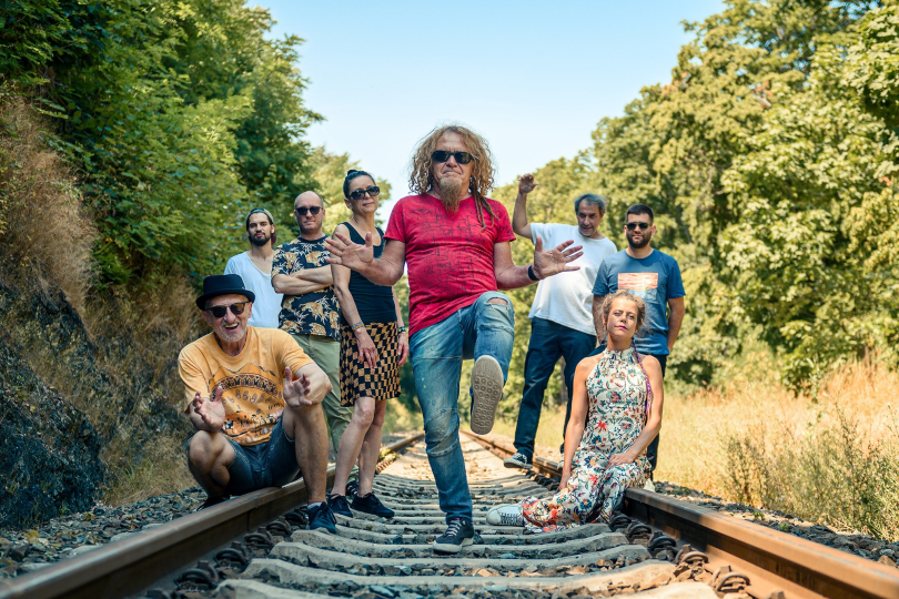 Švihadlo novinkou opět potvrzuje svou neotřesitelnou pozici na české reggae scéně a mistrně kombinuje moderní zvuk s prověřenými old school prvky. | Foto: Facebook kapely