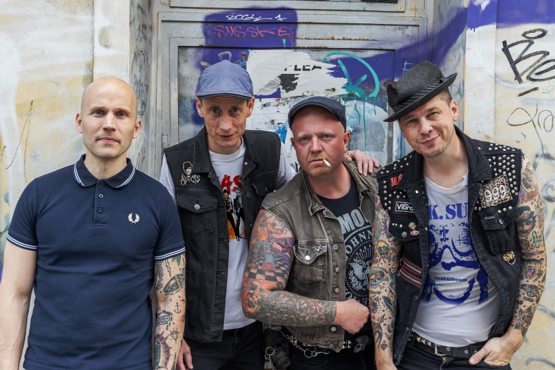 Fialkám se do jejich klasického punku podařilo přimíchat trochu rockovějšího nádechu, ale i taneční rozjuchanosti v rytmu ska. | Foto: archiv kapely