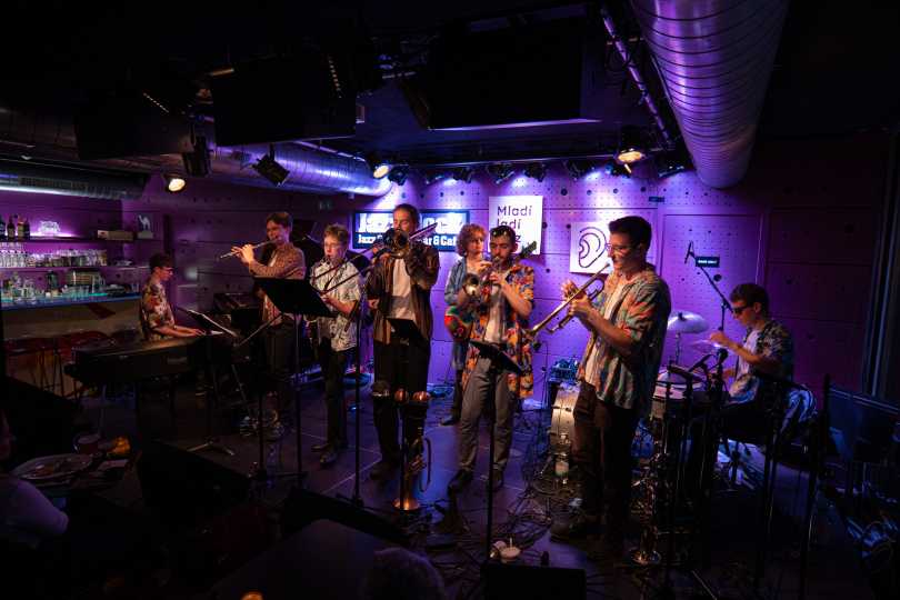 Jak se z bandy prváků na Ježkárně stala kapela, která se svojí autorskou tvorbou objíždí kluby a festivaly po celé republice? | Foto: archiv Mladí ladí jazz