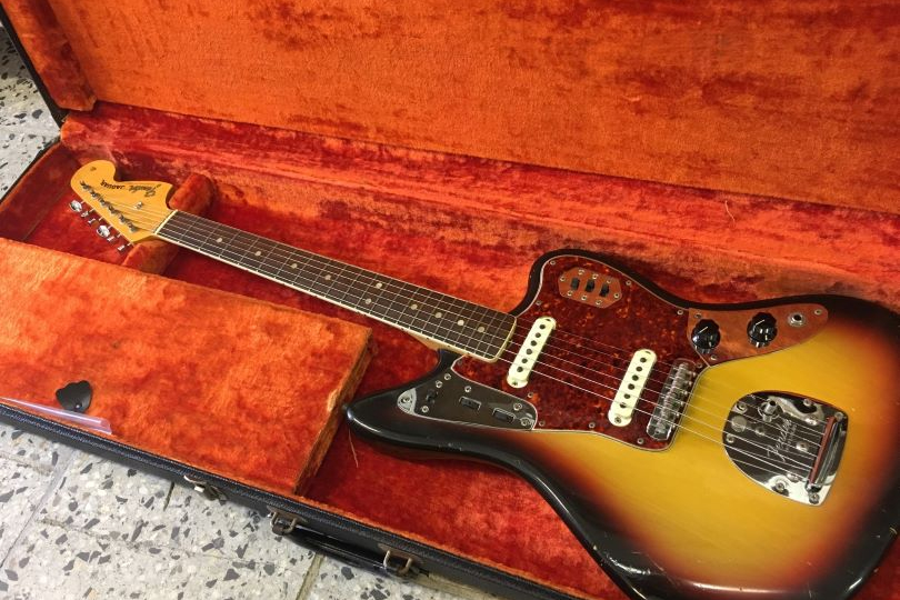 Offsetové kytary se vyráběly ze stejných materiálů jako Telecastery a Stratocastery.