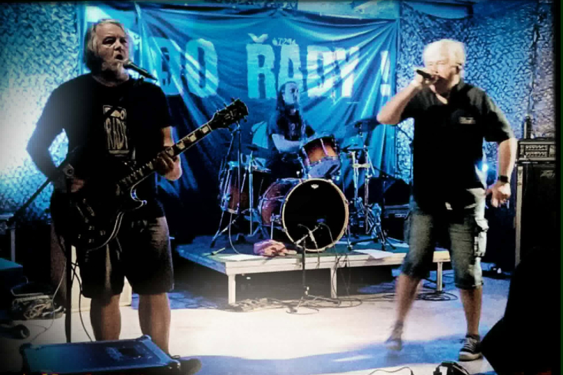 Do řady! se vždy na tuzemské punkové scéně vyznačovali muzikantskou zručností a na Vidím to nadějně! je to slyšet znovu. | Foto: Facebook kapely