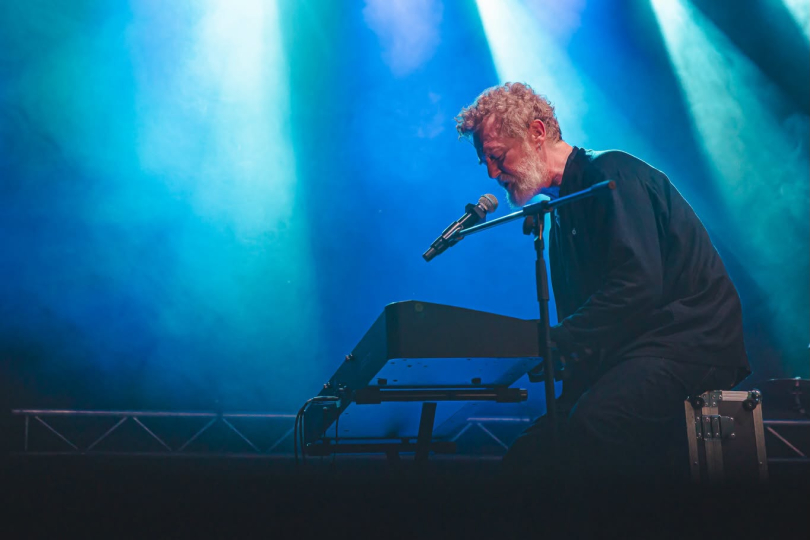 Glen Hansard na Festival Slunovrat v Opavě. Téměř dvouhodinový koncert se nečekaně stal jedním z jeho posledních vystoupení v Česku. | Foto: archiv festivalu