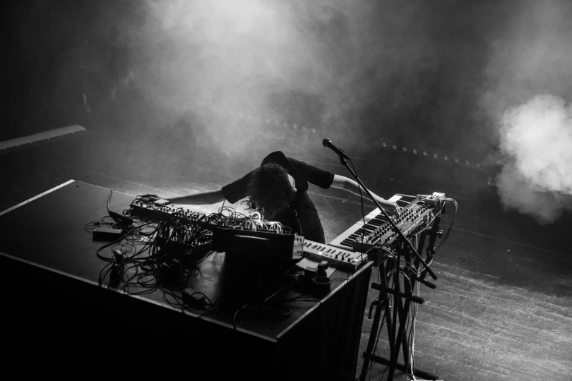 Workshop nabídne detailní pohled na její metody zvukové syntézy, živé práce s hlasem, vrstvení textur i využívání improvizace jako nástroje k objevování nových možností. | Foto: Jan Kuča