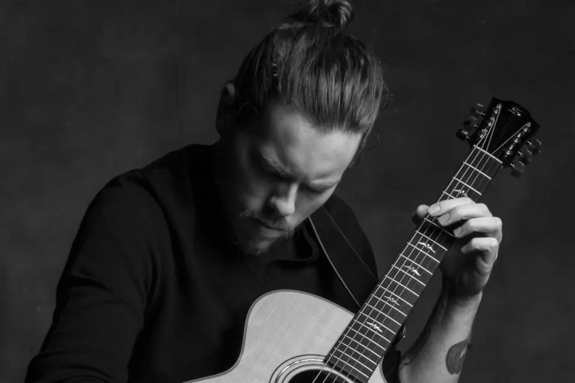 Podle Adriana Bellue mají lidé v Evropě k hudbě větší úctu. Poslouchají ji tu srdcem, zatímco v Americe je to často víc o show. | Foto: Furch Guitars Podle Adriana Bellue mají lidé v Evropě k hudbě větší úctu. Poslouchají ji tu srdcem, zatímco v Americe je to často víc o show. | Foto: Furch Guitars