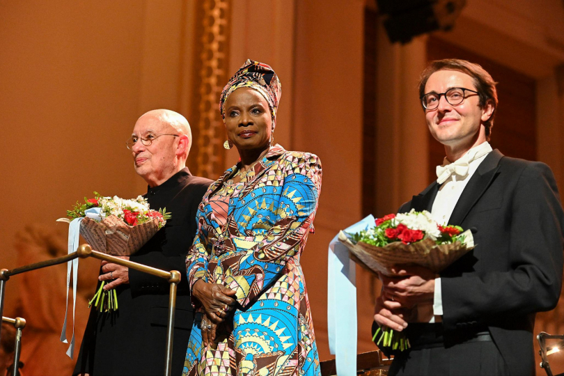 Dirigent Dennis Russell Davies, zpěvačka Angélique Kidjo a varhaník Christian Schmitt | Foto: Ivan Malý