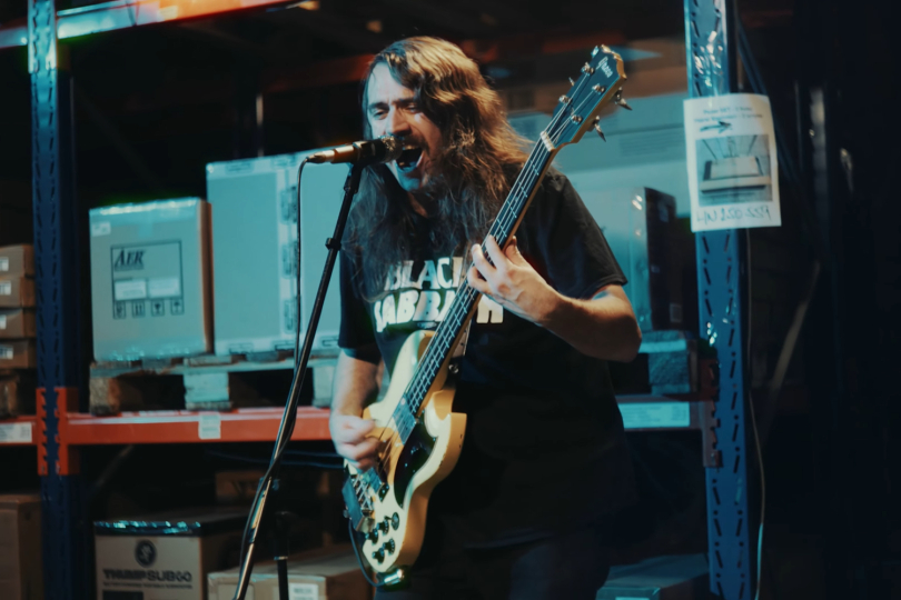 Syrový beton, industriální prostor a tma byly pro Acid Row jako stvořené. | Foto: z Live Loud Session