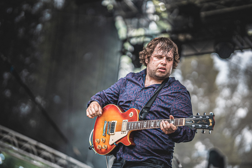 Ke všem svým kytarám má Adam Krofian sentimentální vztah. Na pustý ostrov by si ale vzal Fender Jazzmaster z roku 1972 | Foto: Michal Havlíček Ke všem svým kytarám má Adam Krofian sentimentální vztah. Na pustý ostrov by si ale vzal Fender Jazzmaster z roku 1972 | Foto: Michal Havlíček