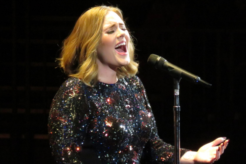 Málokdo se může pochlubit takovou barvou hlasu, kterou využívá k vyjádření textu, jako Adele. | Foto: Wikimedia Commons
