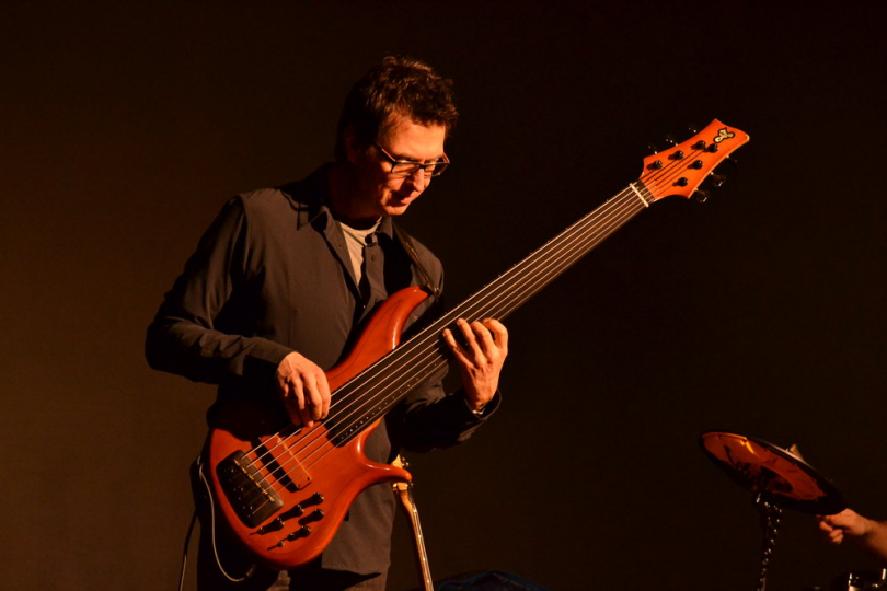 Alain Caron (na snímku se svou signature F-bass) je fenomenální kanadský baskytarista a kontrabasista, zakladatel věhlasného jazz-fusion tria UZEB. | Foto: flickr (Andrea Durante)